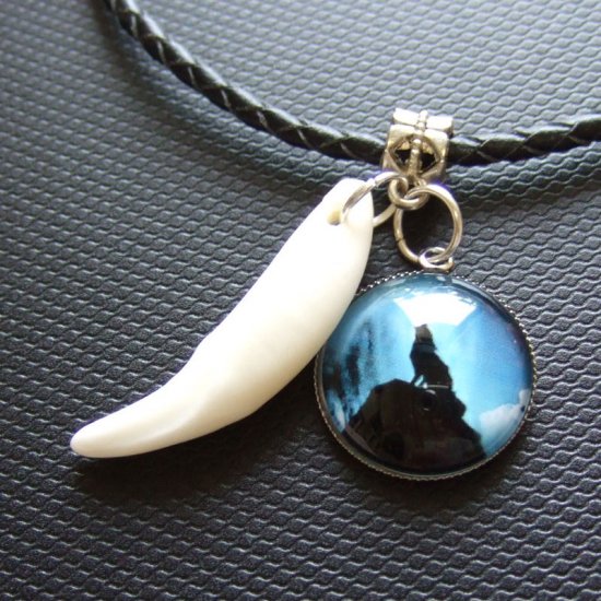 [表示現品] オオカミ柄ガラスメダル付狼牙ペンダント (青) - 15340z0hb