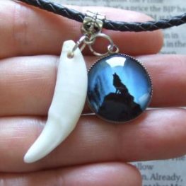 [表示現品] オオカミ柄ガラスメダル付狼牙ペンダント (青) - 15340z0hb