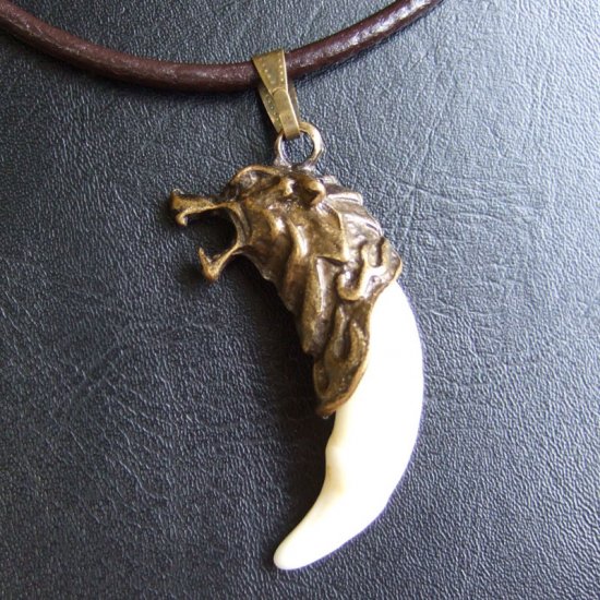 メタルキャップ付狼牙（ブロンズ/白）ペンダント - 15419zhb