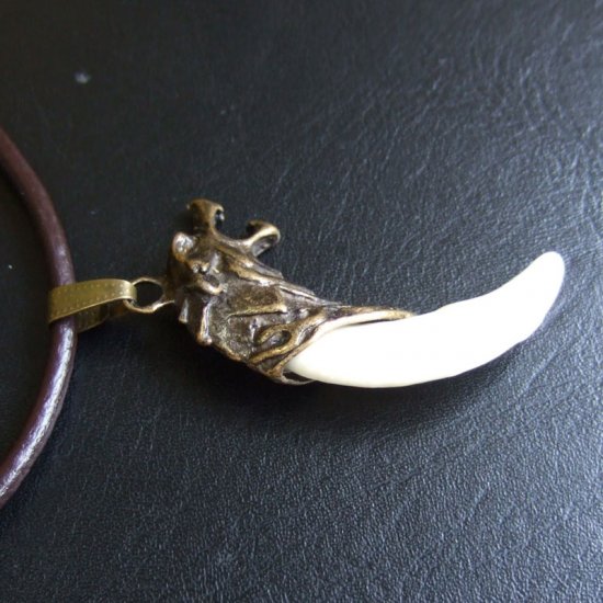 メタルキャップ付狼牙（ブロンズ/白）ペンダント - 15419zhb