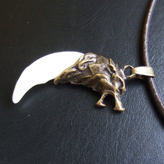 メタルキャップ付狼牙（ブロンズ/白）ペンダント - 15419zhb