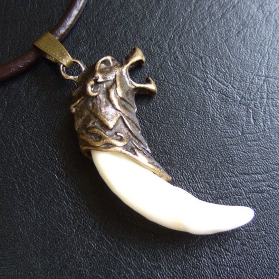 メタルキャップ付狼牙（ブロンズ/白）ペンダント - 15419zhb