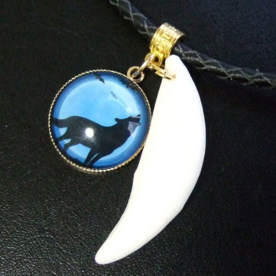 [表示現品] オオカミ柄ガラスメダル付狼牙ペンダント大 (青) - 15455zhb