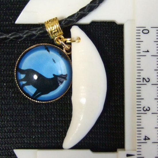 [表示現品] オオカミ柄ガラスメダル付狼牙ペンダント大 (青) - 15455zhb