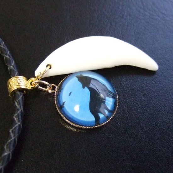 [表示現品] オオカミ柄ガラスメダル付狼牙ペンダント大 (青) - 15455zhb