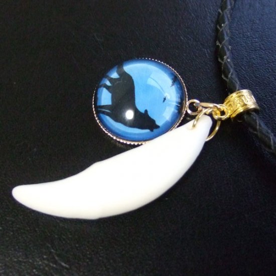 [表示現品] オオカミ柄ガラスメダル付狼牙ペンダント大 (青) - 15455zhb