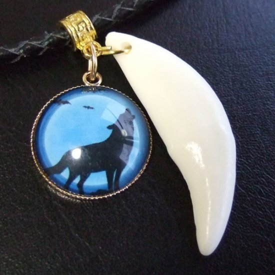 [表示現品] オオカミ柄ガラスメダル付狼牙ペンダント大 (青) - 15455zhb