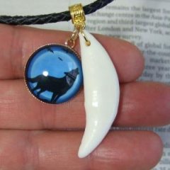 [表示現品] オオカミ柄ガラスメダル付狼牙ペンダント大 (青) - 15455zhb