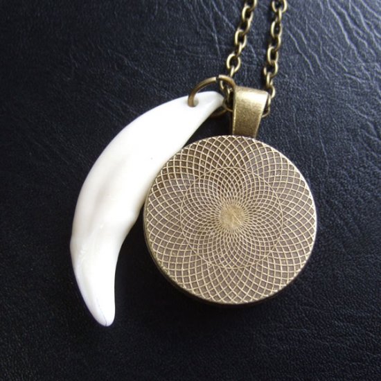 [表示現品] ウルフアイメダル付狼牙ペンダント大 (ブロンズ) - 15483zhb