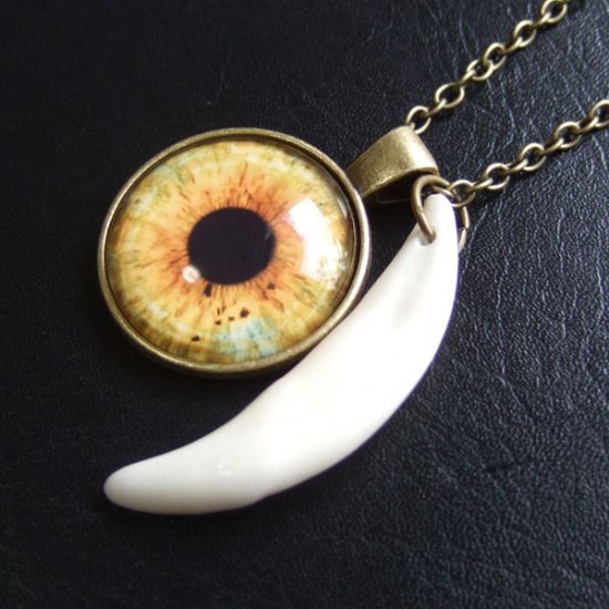 [表示現品] ウルフアイメダル付狼牙ペンダント大 (ブロンズ) - 15483zhb