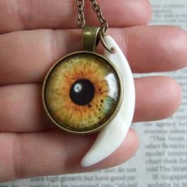 [表示現品] ウルフアイメダル付狼牙ペンダント大 (ブロンズ) - 15483zhb