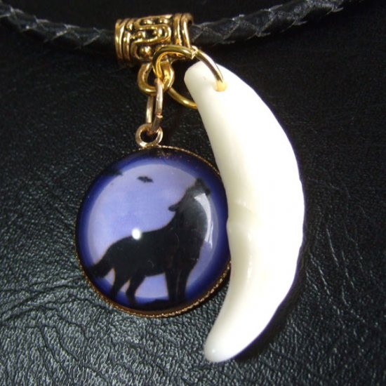 [表示現品] オオカミ柄ガラスメダル付狼牙ペンダント (紫) - 15649zhb
