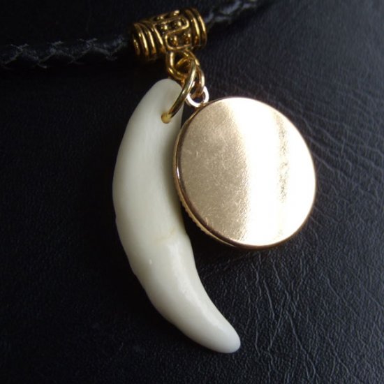 [表示現品] オオカミ柄ガラスメダル付狼牙ペンダント (紫) - 15649zhb