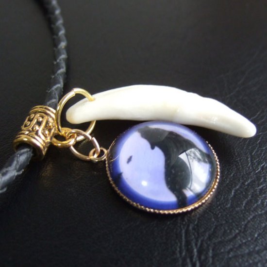 [表示現品] オオカミ柄ガラスメダル付狼牙ペンダント (紫) - 15649zhb