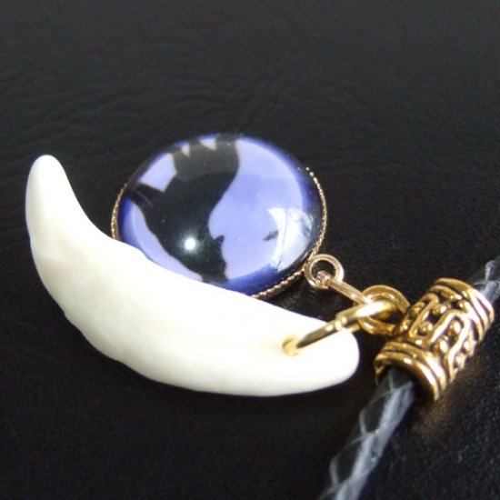 [表示現品] オオカミ柄ガラスメダル付狼牙ペンダント (紫) - 15649zhb