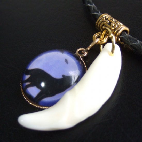 [表示現品] オオカミ柄ガラスメダル付狼牙ペンダント (紫) - 15649zhb