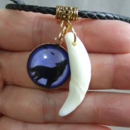 [表示現品] オオカミ柄ガラスメダル付狼牙ペンダント (紫) - 15649zhb