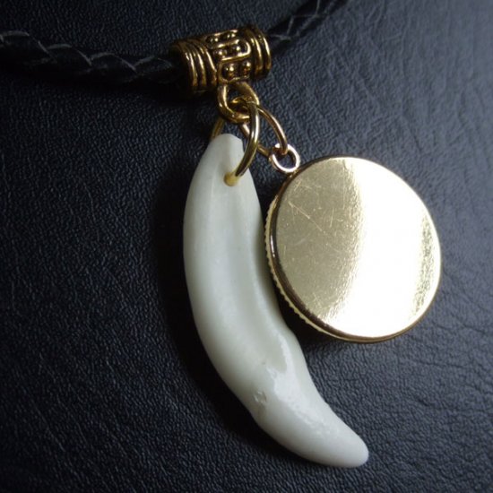 [表示現品] オオカミ柄ガラスメダル付狼牙ペンダント (緑) - 15651zhb