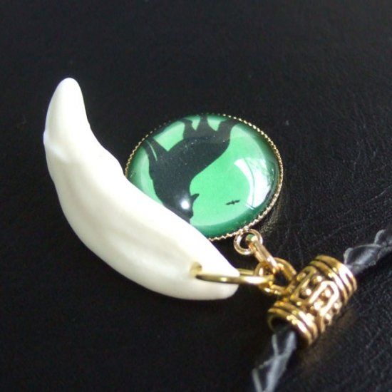 [表示現品] オオカミ柄ガラスメダル付狼牙ペンダント (緑) - 15651zhb