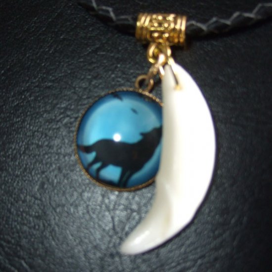 [表示現品] オオカミ柄ガラスメダル付狼牙ペンダント (空色) - 15652zhb
