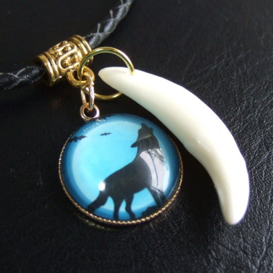 [表示現品] オオカミ柄ガラスメダル付狼牙ペンダント (空色) - 15652zhb