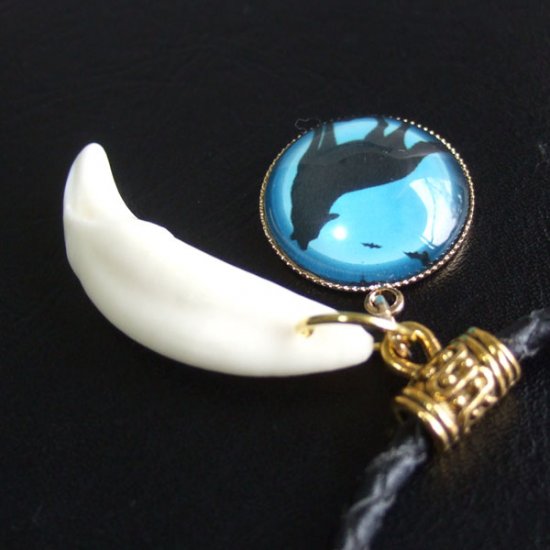 [表示現品] オオカミ柄ガラスメダル付狼牙ペンダント (空色) - 15652zhb