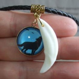 [表示現品] オオカミ柄ガラスメダル付狼牙ペンダント (空色) - 15652zhb