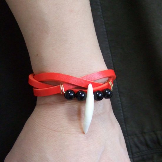 本物の牙レザーブレスレット（赤） - 15745zhc