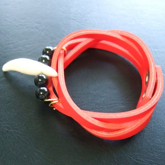 本物の牙レザーブレスレット（赤） - 15745zhc