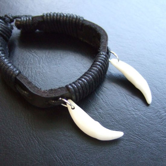 【表示現品】本物の牙レザーコードブレスレット - 15803zhb