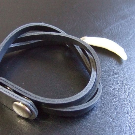 【表示現品】本物の牙レザーコードブレスレット（黒） - 15850zhc