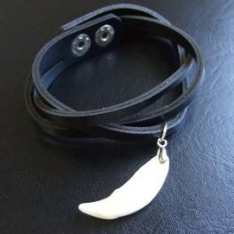 【表示現品】本物の牙レザーコードブレスレット(黒) - 15850zhc 【表示現品】本物の牙レザーコードブレスレット(黒) - 15850zhc