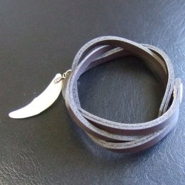 【表示現品】本物の牙レザーコードブレスレット(茶) - 15851zhc 【表示現品】本物の牙レザーコードブレスレット(茶) - 15851zhc