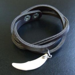 【表示現品】本物の牙レザーコードブレスレット(茶) - 15851zhc 【表示現品】本物の牙レザーコードブレスレット(茶) - 15851zhc