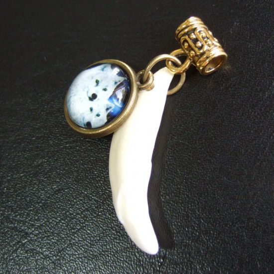 [表示現品] オオカミ柄ガラスメダル付狼牙ペンダント 小 - WTN-15016