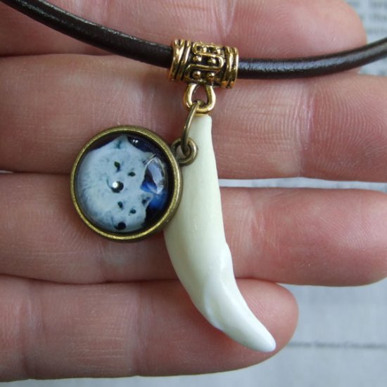 [表示現品] オオカミ柄ガラスメダル付狼牙ペンダント 小 - WTN-15016