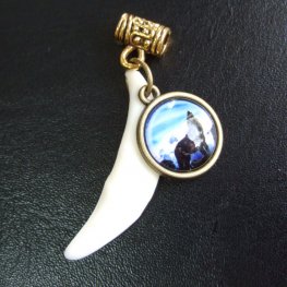 [表示現品] オオカミ柄ガラスメダル付狼牙ペンダント 小 - WTN-15017