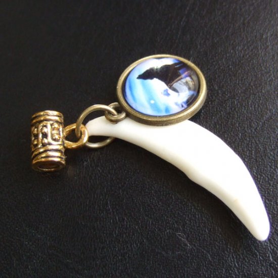 [表示現品] オオカミ柄ガラスメダル付狼牙ペンダント 小 - WTN-15017