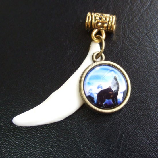 [表示現品] オオカミ柄ガラスメダル付狼牙ペンダント 小 - WTN-15017