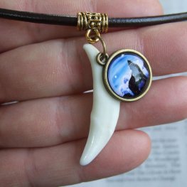 [表示現品] オオカミ柄ガラスメダル付狼牙ペンダント 小 - WTN-15017