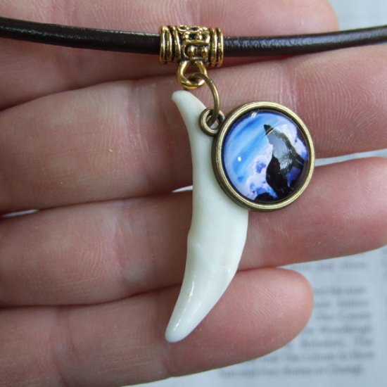 [表示現品] オオカミ柄ガラスメダル付狼牙ペンダント 小 - WTN-15017