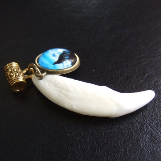 [訳あり現品] オオカミ柄ガラスメダル付狼牙ペンダント - WTN-15018