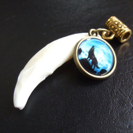 [訳あり現品] オオカミ柄ガラスメダル付狼牙ペンダント - WTN-15018