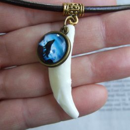 [訳あり現品] オオカミ柄ガラスメダル付狼牙ペンダント - WTN-15018