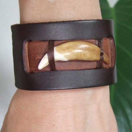 本物の牙レザーブレスレット（茶） - WTB-25035