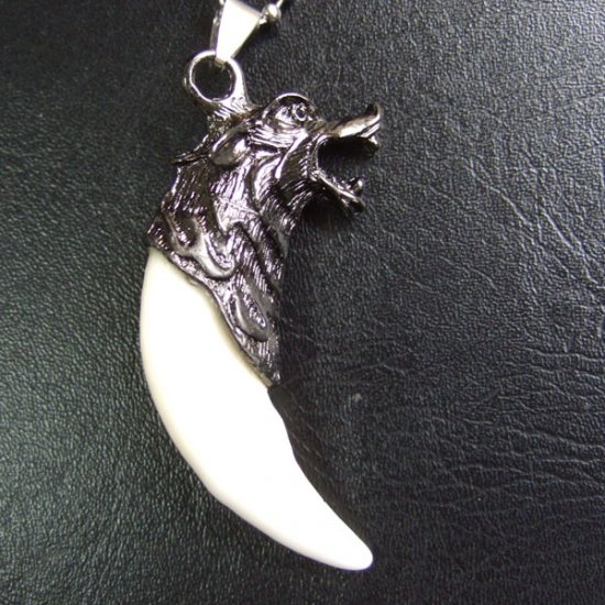 【表示現品】メタルキャップ付狼牙（ダークメタル/白）ペンダント　大サイズ - WTN-15031