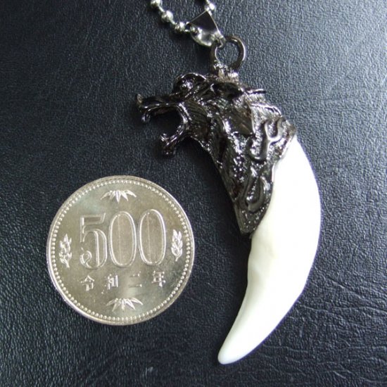 【表示現品】メタルキャップ付狼牙（ダークメタル/白）ペンダント　大サイズ - WTN-15031