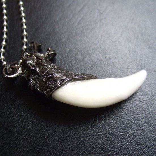 【表示現品】メタルキャップ付狼牙（ダークメタル/白）ペンダント　大サイズ - WTN-15031