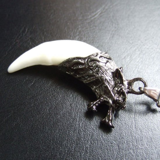 【表示現品】メタルキャップ付狼牙（ダークメタル/白）ペンダント　大サイズ - WTN-15031