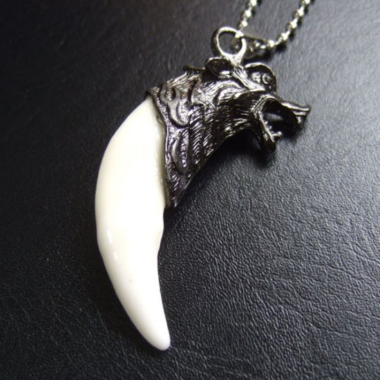 【表示現品】メタルキャップ付狼牙（ダークメタル/白）ペンダント　大サイズ - WTN-15031